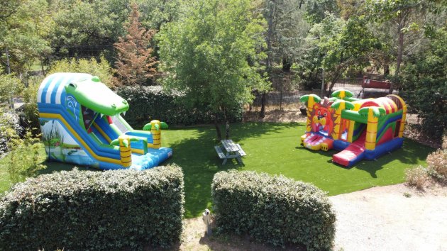 chteaux gonflables camping charlemagne grimaud