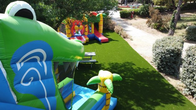 châteaux gonflables camping charlemagne grimaud